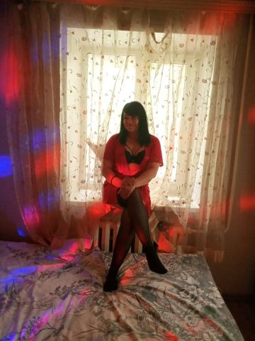 Нина Длинноногая Брюнетка